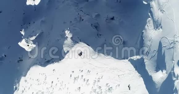 滑雪者站在雪山上4k视频的预览图