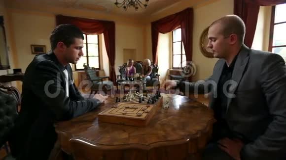 两个商人在老式餐馆下棋视频的预览图