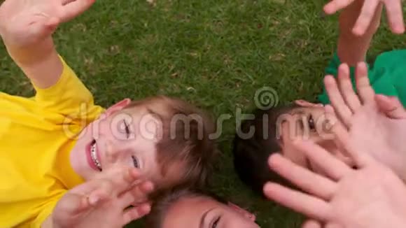 微笑的孩子们围成一个圈视频的预览图
