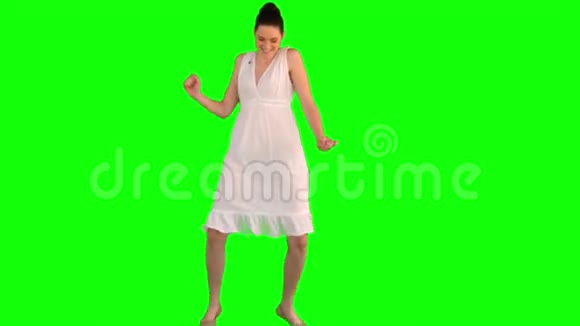穿着白色裙子跳舞的快乐模特视频的预览图