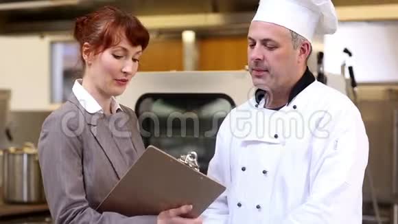 餐厅经理和厨师长聊天视频的预览图