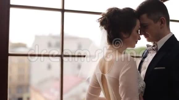 年轻的新娘和新郎拥抱在一起视频的预览图