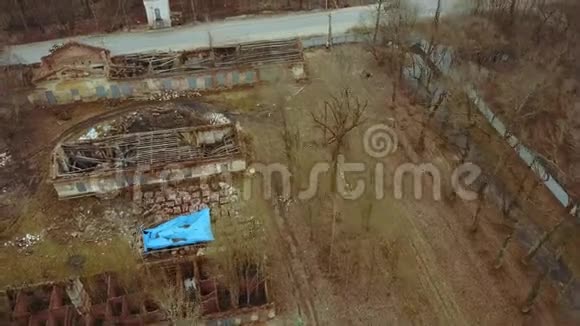 俄罗斯阴天摧毁教堂和木屋视频的预览图