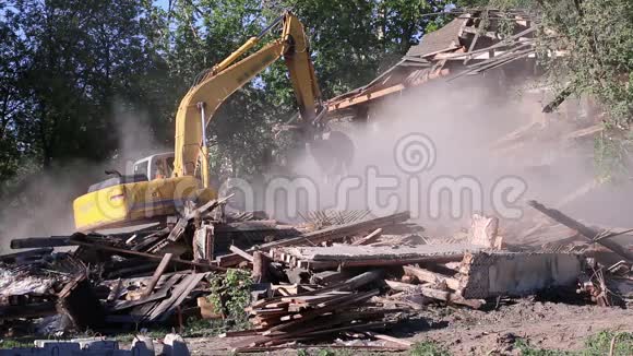 大黄挖掘机打破旧木屋视频的预览图