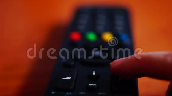 远程控制犹豫不决的食指触摸遥控器上的频道按钮视频的预览图