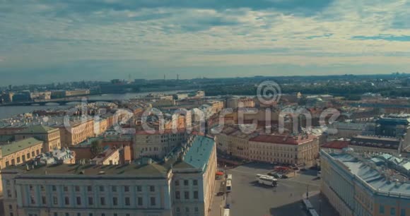 靠近亚历山大柱建于1830年至1834年之间的宫殿广场在圣彼得堡俄罗斯视频的预览图