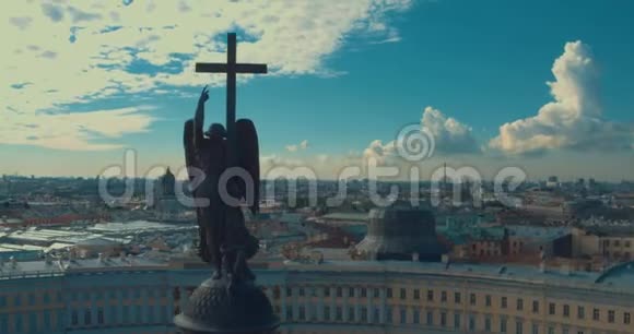 靠近亚历山大柱建于1830年至1834年之间的宫殿广场在圣彼得堡俄罗斯视频的预览图