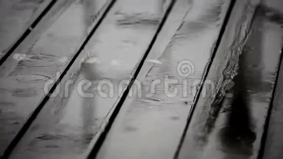 露台木质地板上的雨水视频的预览图