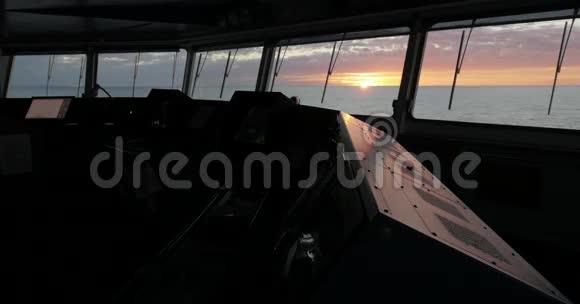 从船上看日落x27的航行桥视频的预览图