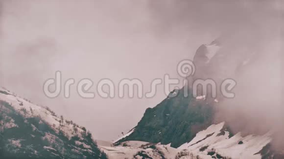 时光在雾中流逝俄罗斯索契滑雪胜地高加索山脉视频的预览图