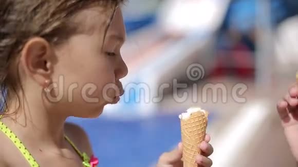 在游泳池游泳后孩子吃冰淇淋视频的预览图