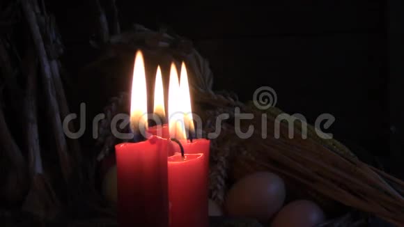 四支点燃的红色蜡烛视频的预览图