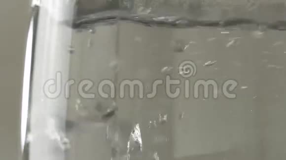 玻璃茶壶里的水沸腾慢镜头录像视频的预览图