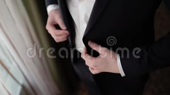 年轻人穿上夹克为庆祝活动商务会议或婚礼穿衣服视频的预览图