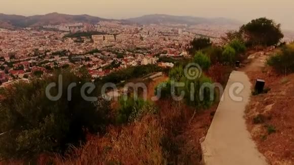 从蒂比达博山俯瞰巴塞罗那全景视频的预览图