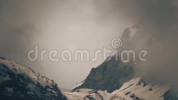 时光在雾中流逝俄罗斯索契滑雪胜地高加索山脉视频的预览图