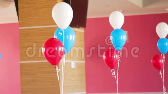 彩色气球包装饰室视频的预览图