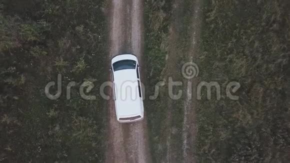 一辆白色的车在土路上行驶视频的预览图