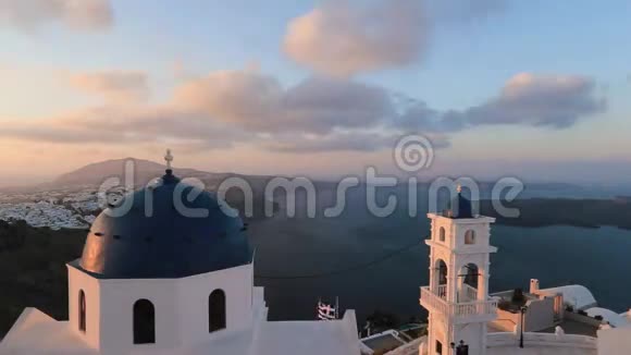 圣托里尼教堂蓝色圆顶爱琴海圣托里尼岛上的教堂钟声是著名的游客之一视频的预览图
