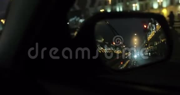 车侧镜的视角夜城视频的预览图