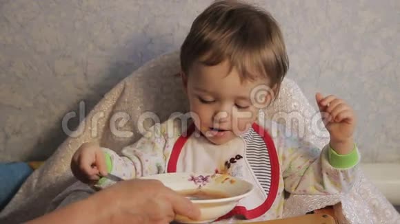 祖母喂孩子吃东西视频的预览图