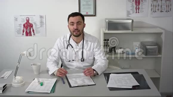 微笑的医生竖起大拇指视频的预览图