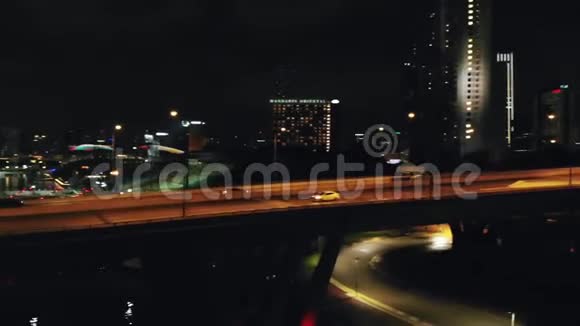 黄昏时分新加坡本杰明希雷斯桥和滨海湾地区的空中拍摄从无人驾驶飞机上看1920x1080视频的预览图