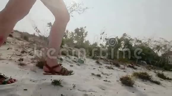 在沙滩上散步的女孩腿部特写视频的预览图