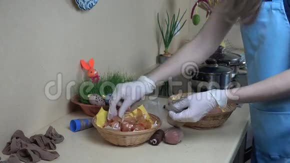 传统着色复活节彩蛋与洋葱壳视频的预览图