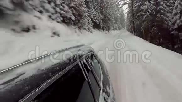 动车在冬雪林视频的预览图
