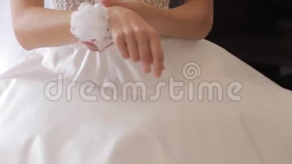 穿着婚纱的漂亮新娘的手视频的预览图