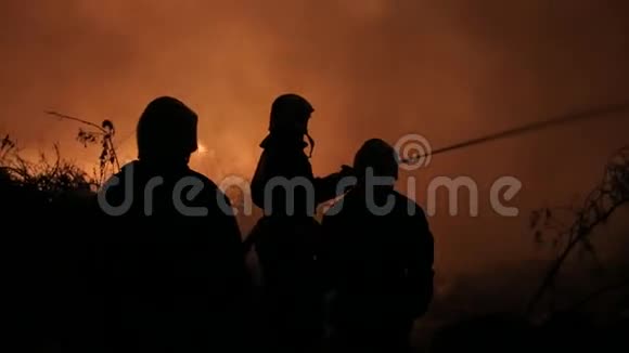 消防人员剪影灭火视频的预览图