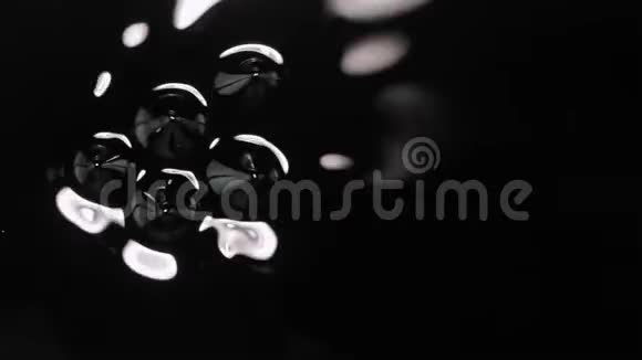 黑色液体脉冲和移动特写镜头中的暗物质视频的预览图
