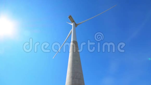 风力涡轮机在蓝天上发电低角度视角视频的预览图