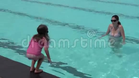 女孩跳进游泳池视频的预览图
