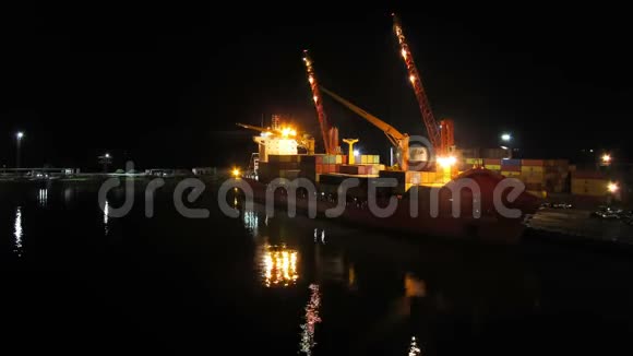 晚上从巴统海港的一艘船卸货时间流逝视频的预览图