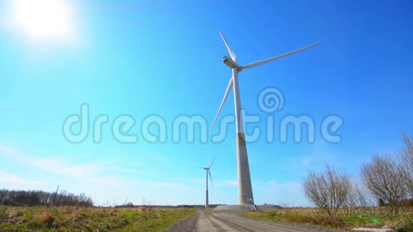 风力涡轮机在蓝天上发电低角度视角视频的预览图