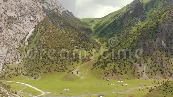 默达什村阿拉伊谷吉尔吉斯斯坦奥什区阿莱谷跨阿莱山脉和KyzylSuu西河的景色AlayMoun视频的预览图