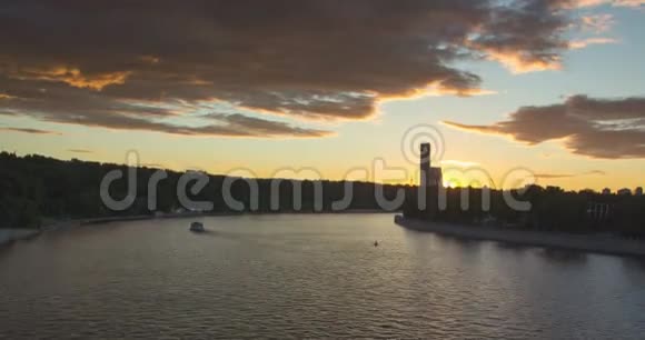 城市景观与河流交通和云彩在日落时的移动视频的预览图