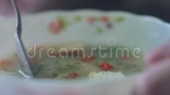 人吃热汤特写晚餐在室内有来自汤碗的烟雾生活方式美味的食物视频的预览图