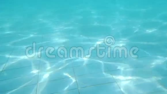 泳池地板上挥舞着闪亮的水视频的预览图