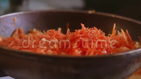 生胡萝卜是用葵花籽油在煎锅里煎的素食室内食物胡萝卜视频的预览图