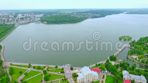 空中观景台美丽的城市景色堤岸和蓝色的湖泊泰诺皮尔乌克兰视频的预览图