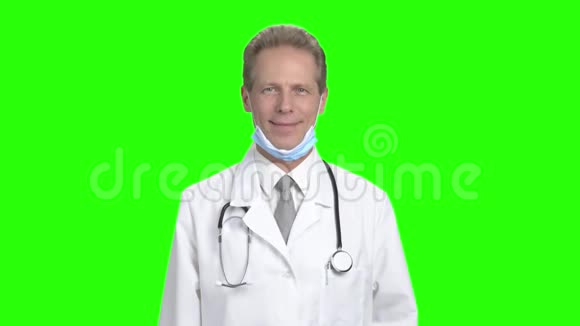 开朗的男医生显示OK标志视频的预览图