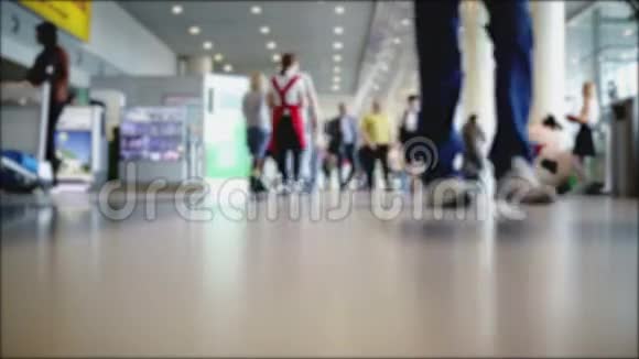 在机场的人流动背景模糊视频的预览图