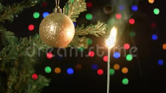 在模糊的闪闪发光的仙女般的背景下装饰圣诞树视频的预览图