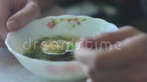 人吃热汤特写晚餐有烟从汤碗生活方式美味的室内食物视频的预览图