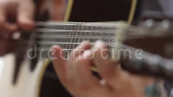 男人弹吉他焦点沿着脖子移动视频的预览图