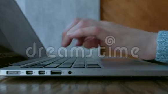 一个女人在键盘上打字的手视频的预览图