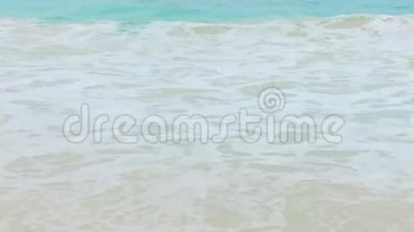 海滩上的海水或印度洋海浪视频的预览图